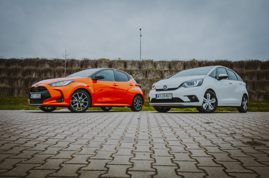 Test. Dwie miejskie hybrydy z Japonii: Toyota Yaris kontra Honda Jazz