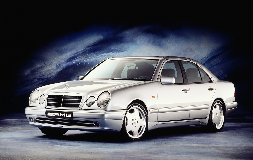Mercedes-Benz E 50 AMG. To już 25 lat od premiery tego szybkiego sedana