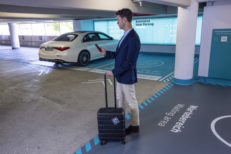 Autonomiczne parkowanie Mercedes S lotnisko oczekiwanie