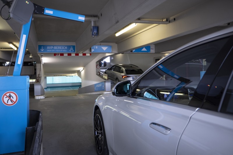 Autonomiczne parkowanie Mercedes S lotnisko czy trafi w bramę?