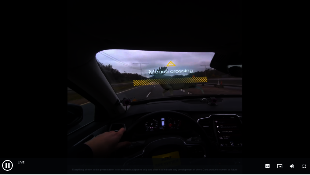 Wirtualny łoś wybiega przed maskę rzeczywistego pojazdu