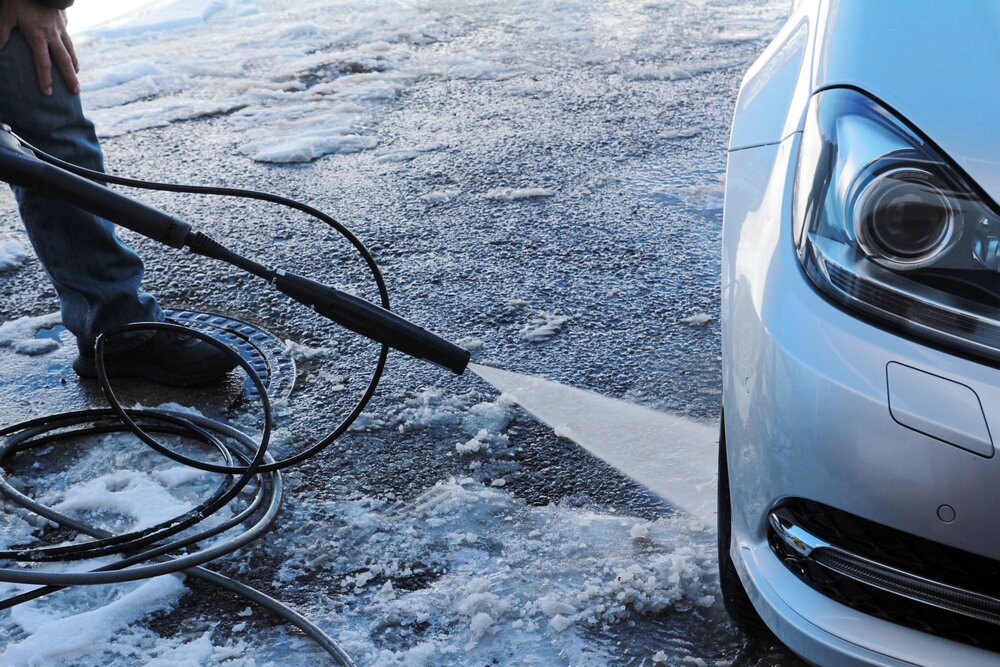 zima i samochód - mycie auta na mrozie