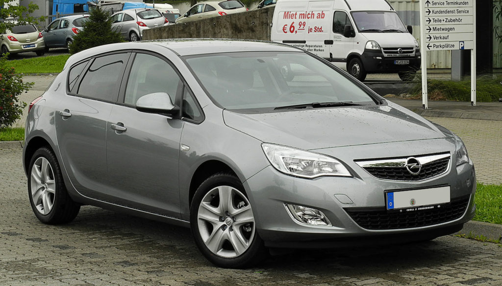 srebrny Opel Astra J kombi