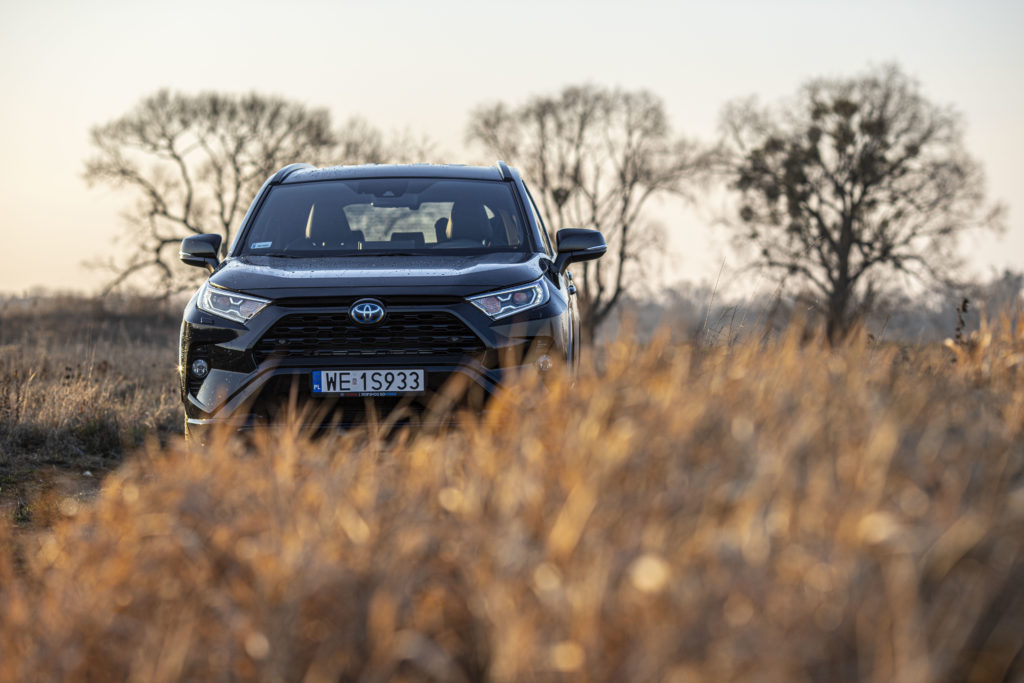 Test. Toyota RAV4 Black Edition by JBL. SUV, hybryda i trochę błota