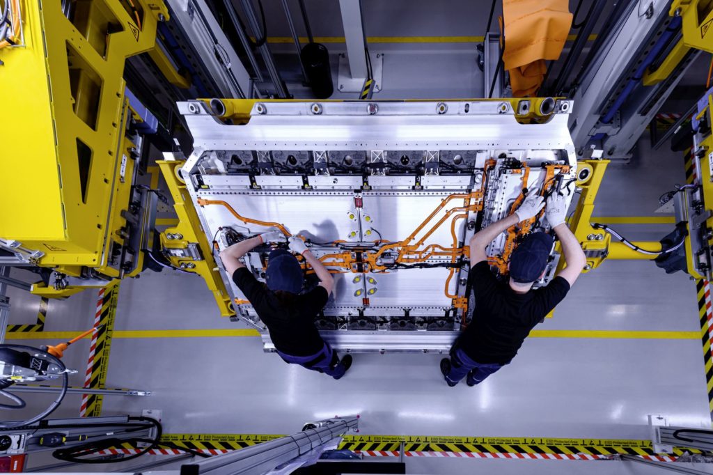 Stanowisko produkcji akumulatorów do aut elektrycznych w fabryce (fot. Mecedes-Benz)