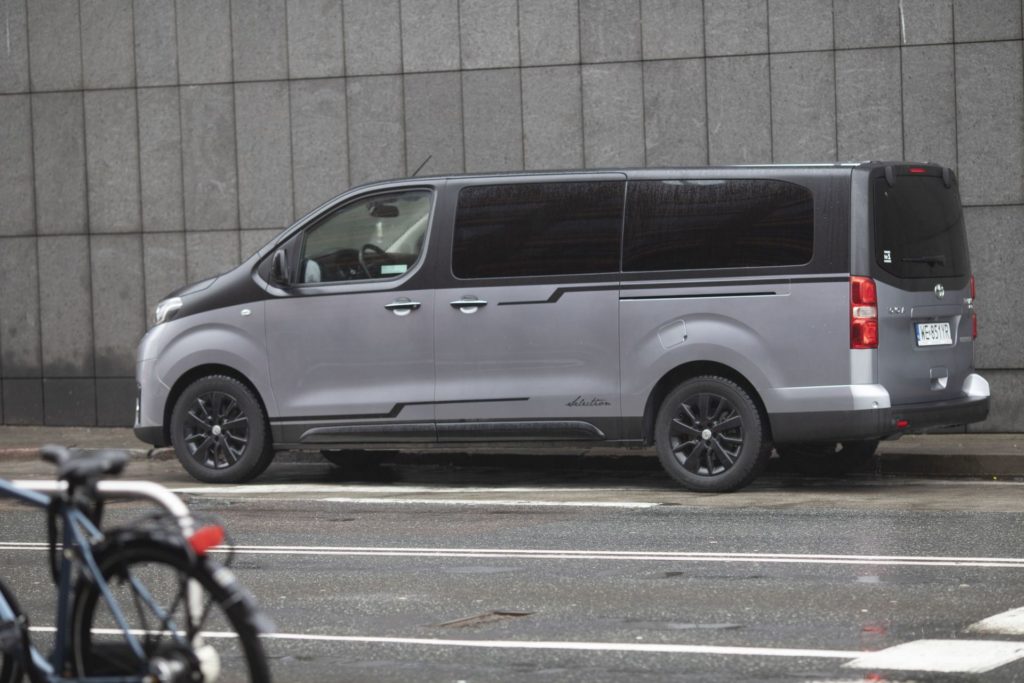 TEST: Toyota Proace Verso VIP Long – gromadką w dalekie trasy