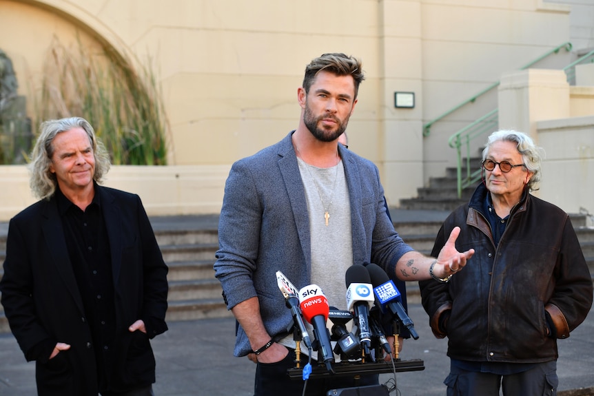 Producent Doug Mitchell, aktor Chris Hemsworth i reżyser George Miller przemawiają w Fox Studios w Sydney. (fot. mat. prasowe)