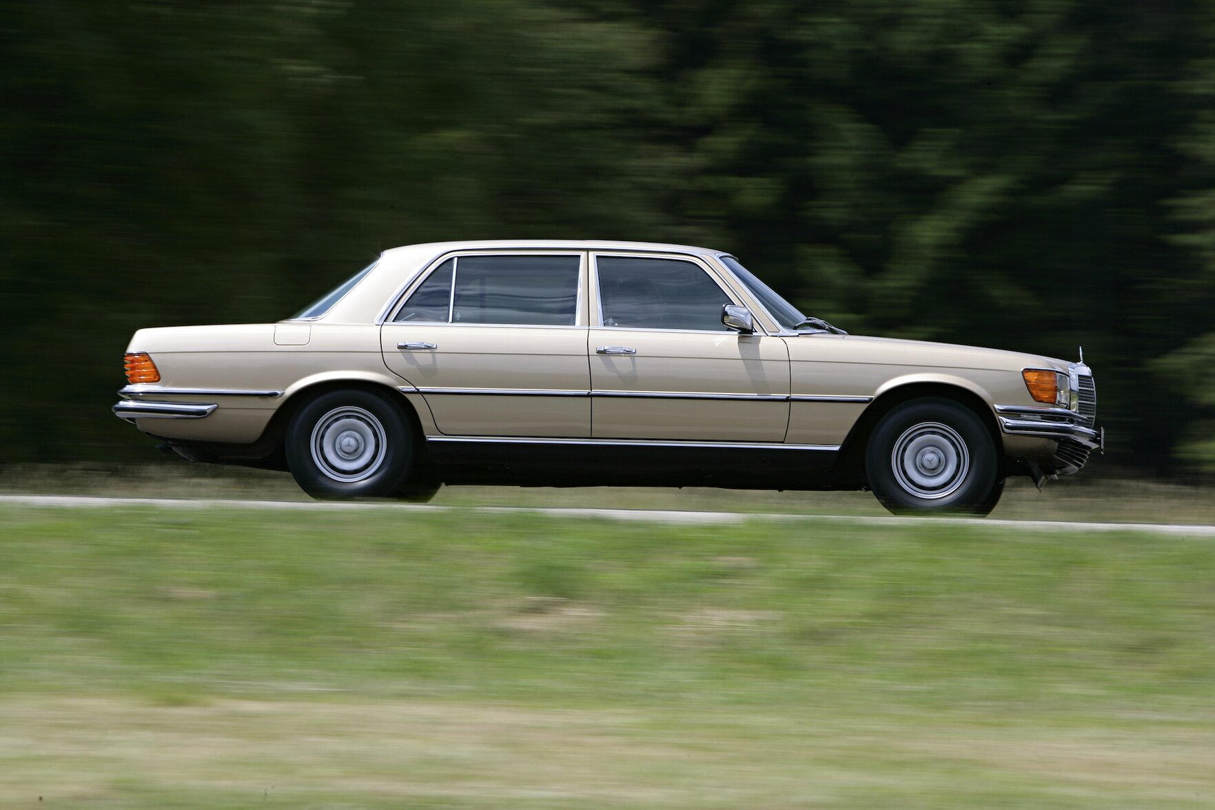 Mercedes 450 SEL 6.9. Kultowa limuzyna z lat 70.