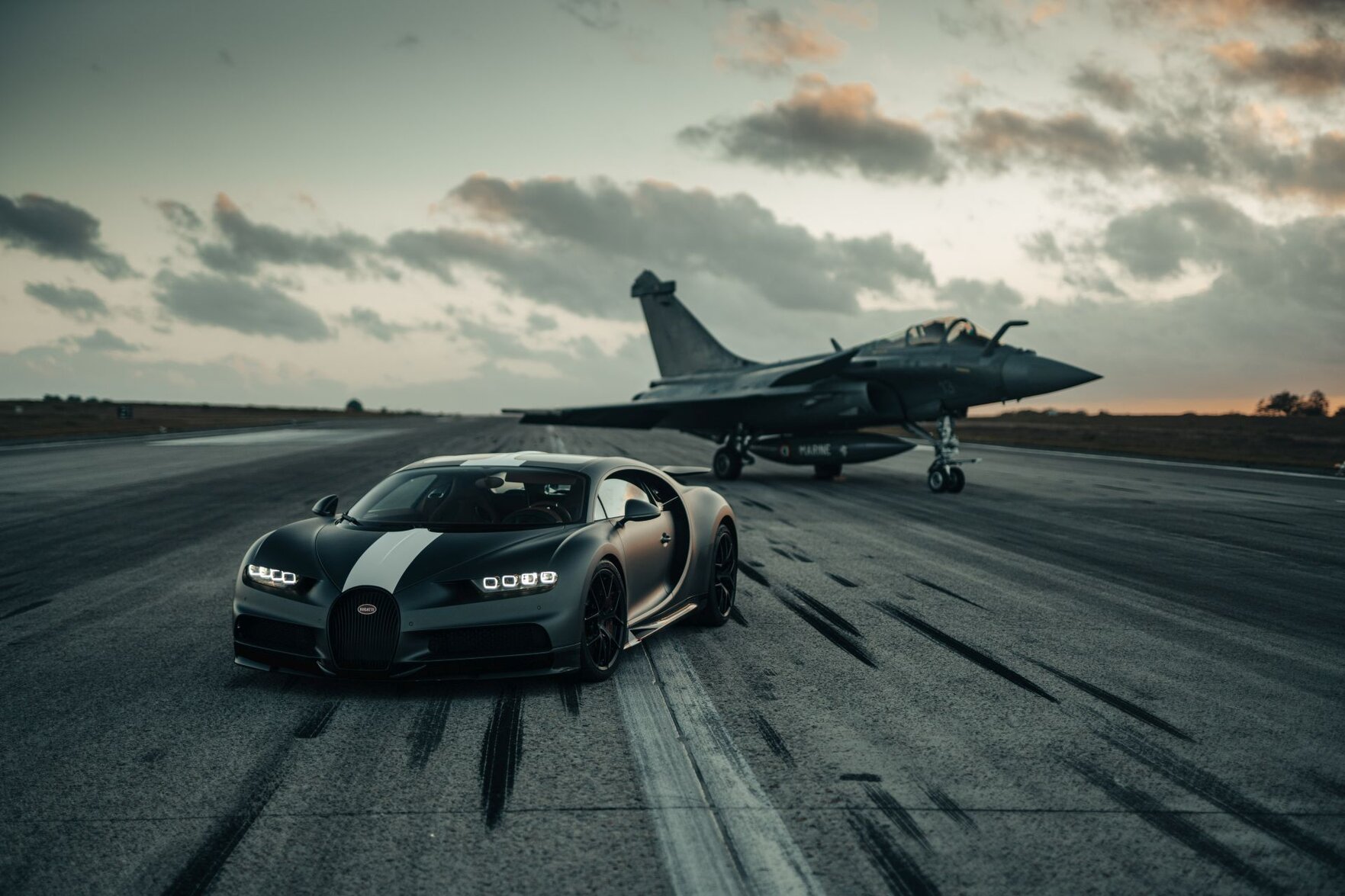 Co jest szybsze samochód, czy samolot? Bugatti Chiron