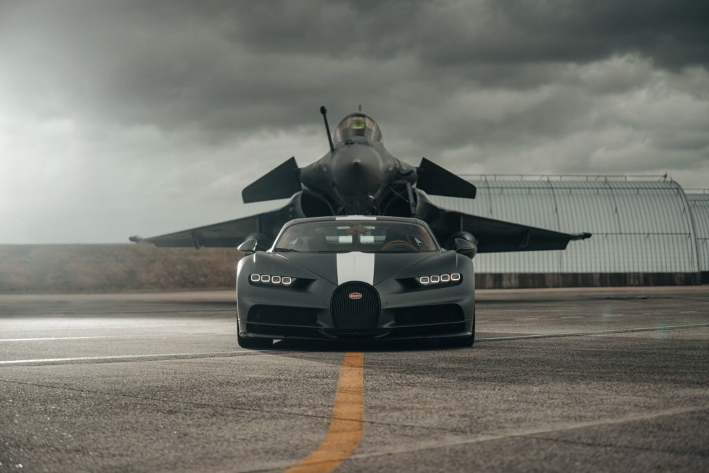 Co jest szybsze – samochód, czy samolot? Bugatti Chiron Sport vs Dassault Rafale