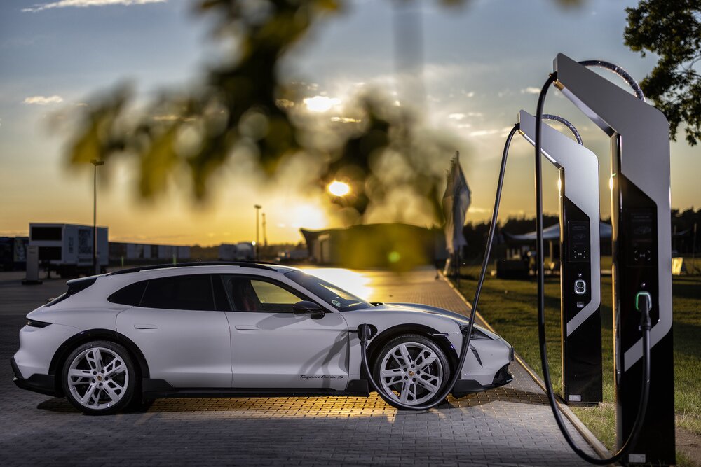 Porsche w końcu znalazło wytłumaczenie na to, że nazywa elektryczne auta „Turbo”