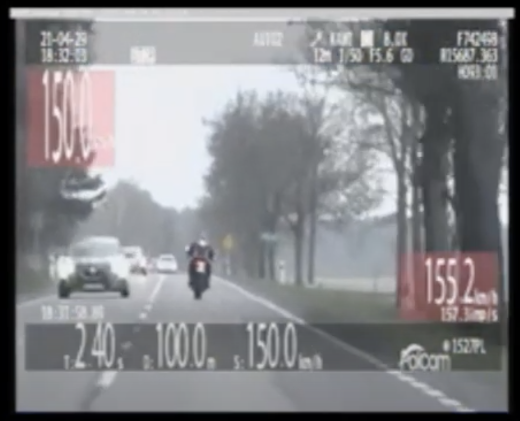 Pościg za motocyklem, który nie zatrzymał się do kontroli – nagranie