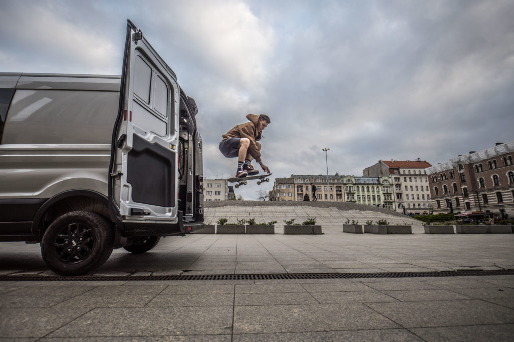 Test. Ford Transit Van DCiV Trail i deskorolka!