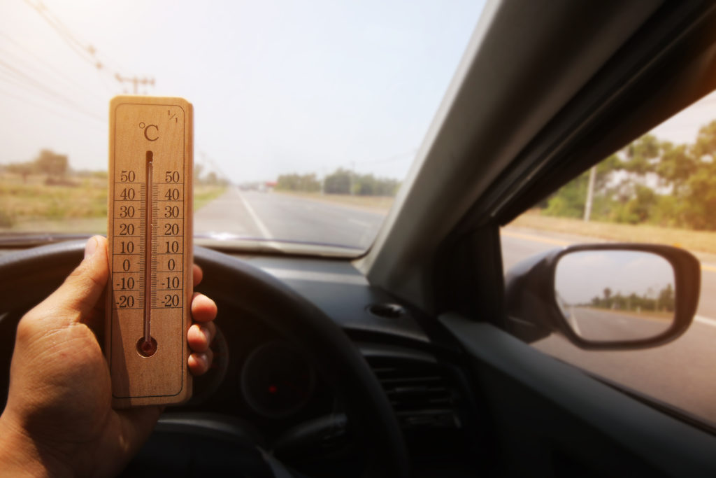 Temperatura w samochodzie na słońcu jest jak w piekarniku – Policja znów ratowała dziecko