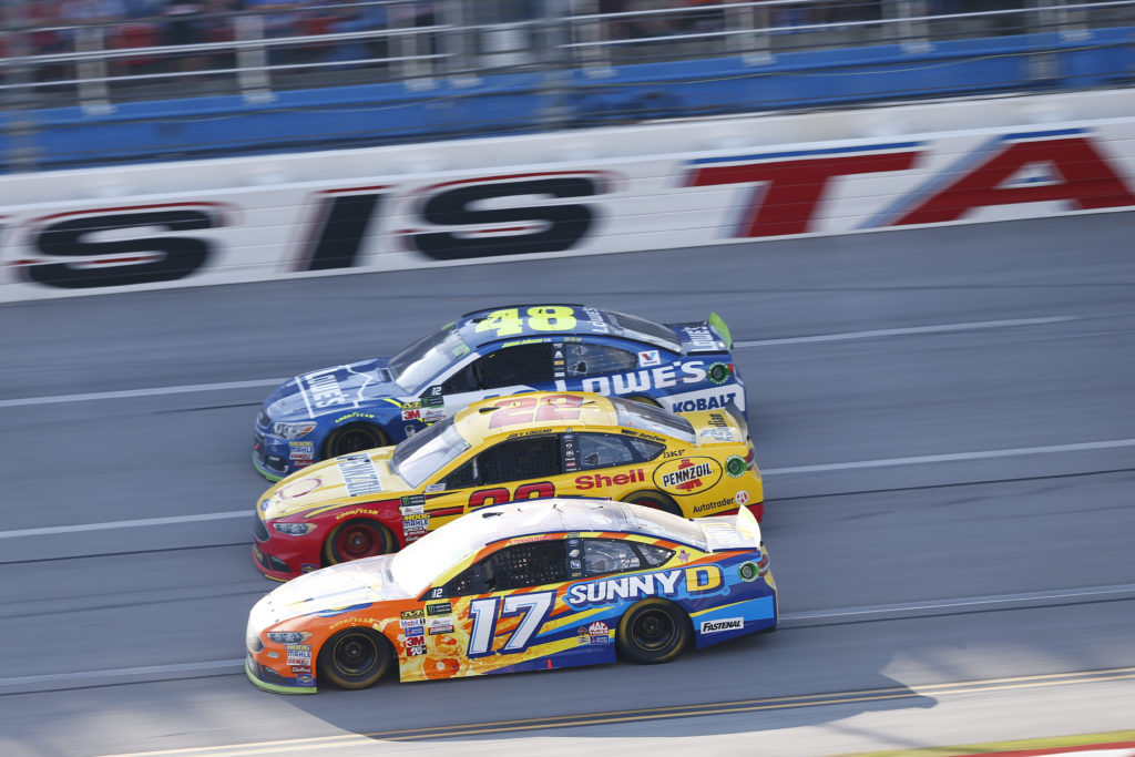 Jazda po torze NASCAR za szczepionkę na Covid-19. Tak to robią w USA