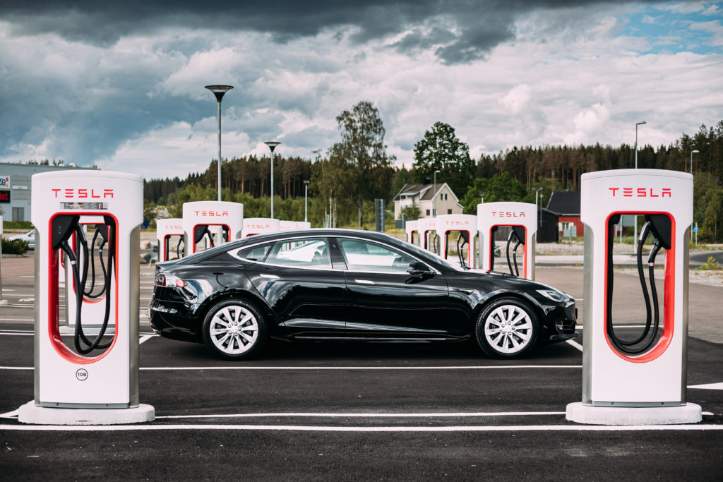 Ładowanie za darmo? Tesla odłącza klientom dostęp do Superchargers