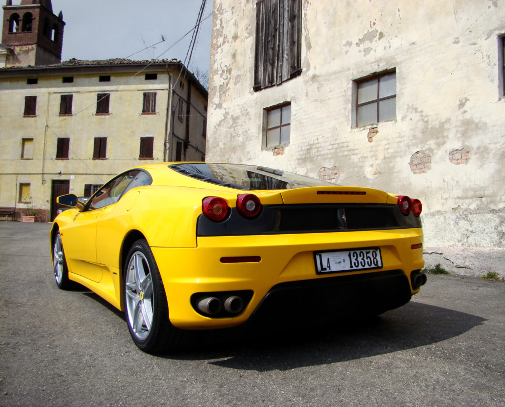 żółte Ferrari F430 tył
