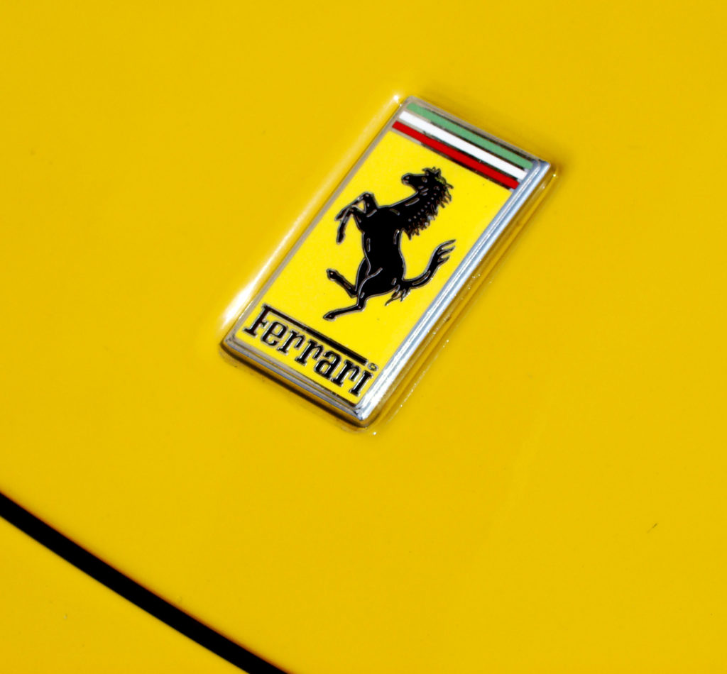 znaczek Ferrari na masce żółtego Ferrari F430
