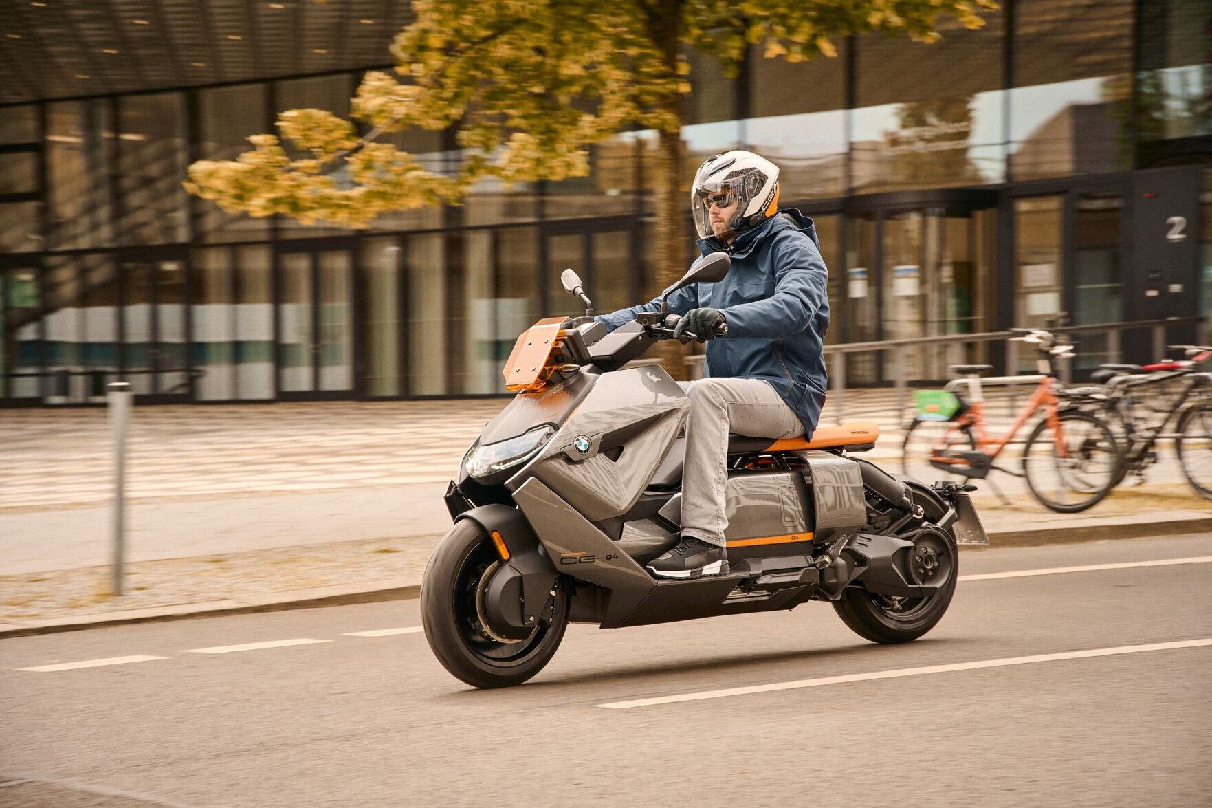 BMW CE 04 futurystyczny elektryczny skuter Automotyw