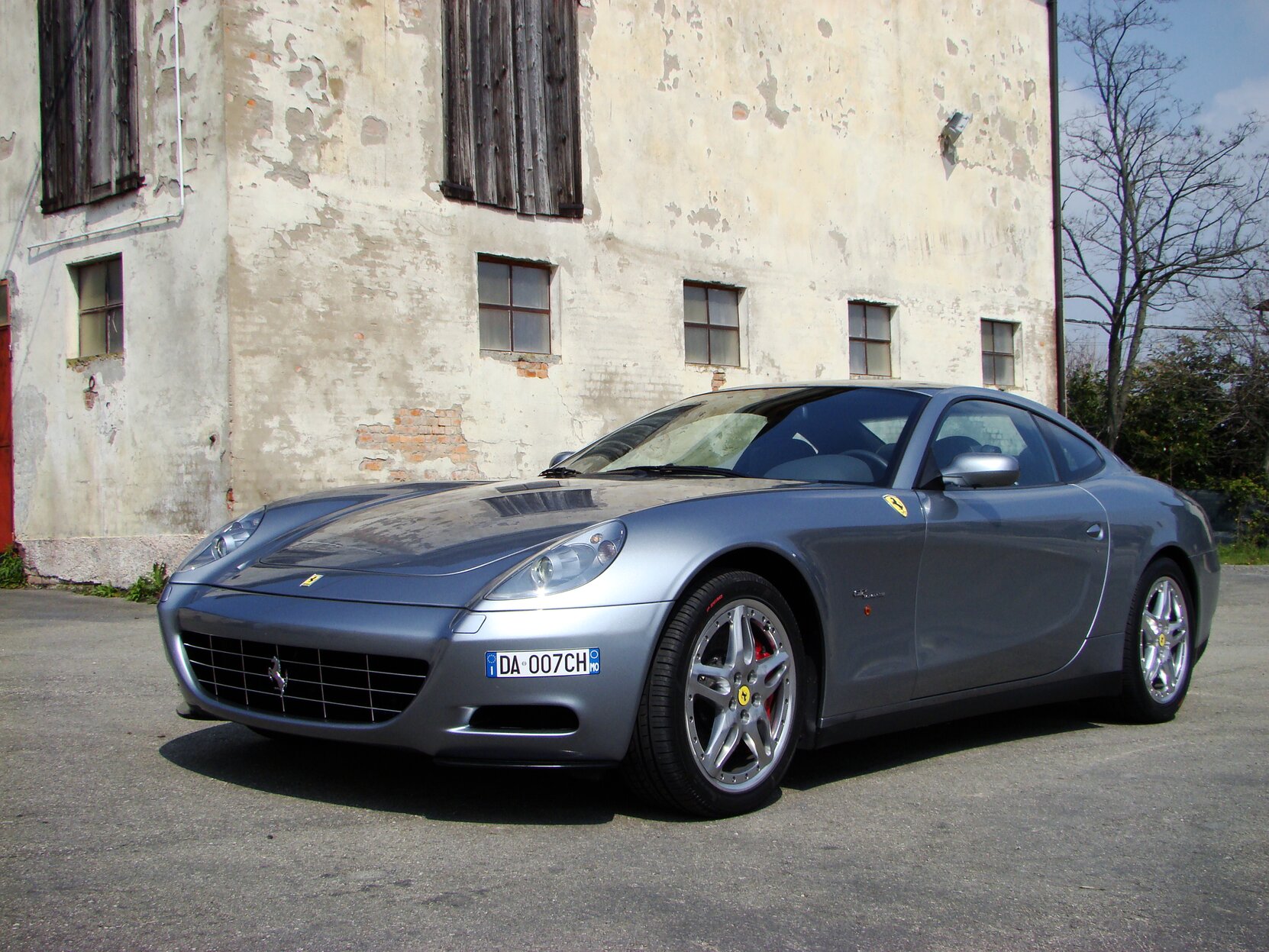 Rozsądny i praktyczny supercar? To dobry moment, żeby kupić Ferrari 612