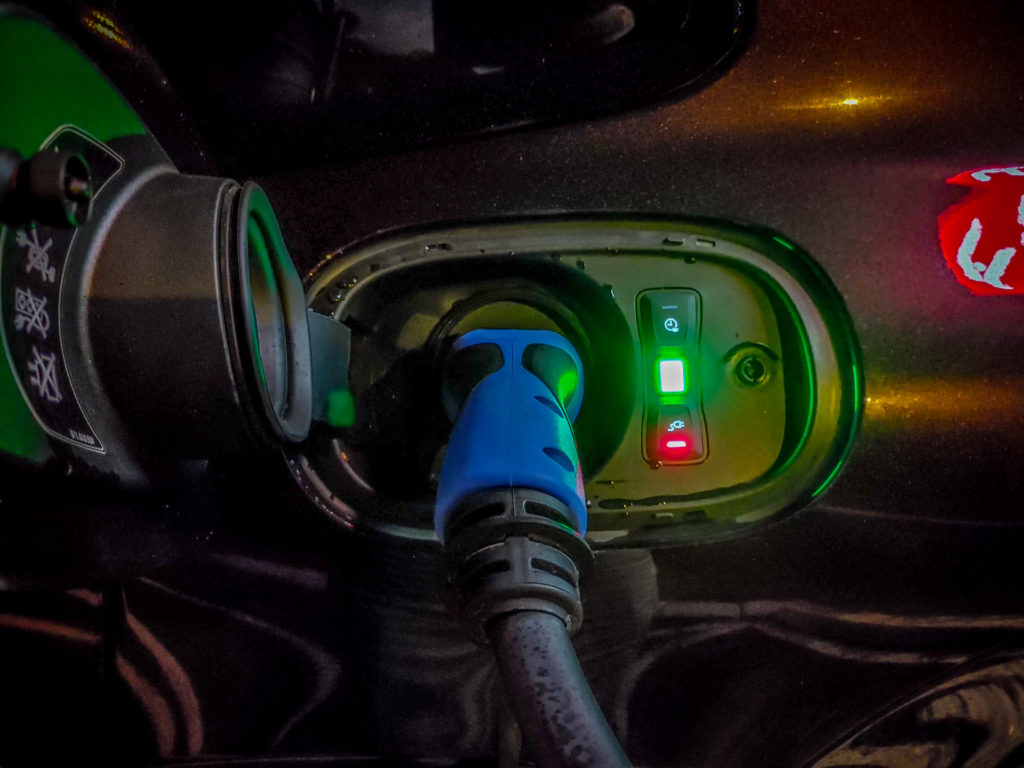 Coraz więcej samochodów elektrycznych i stacji ładowania w Polsce