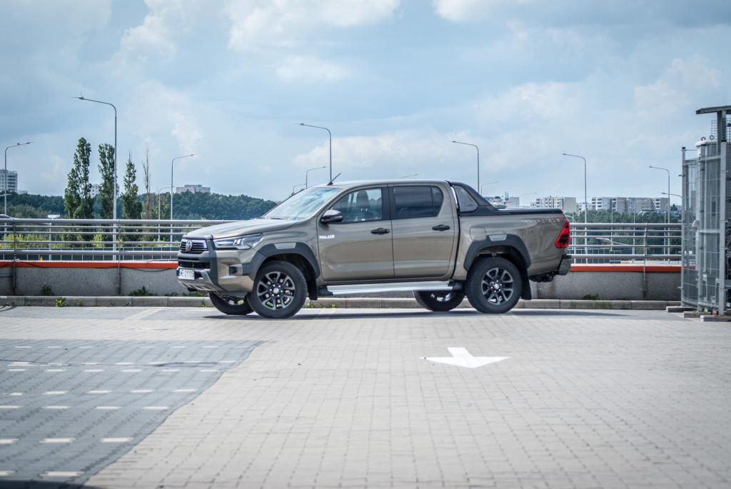Toyota Hilux – tym traktorem wjedziesz na autostradę. Test
