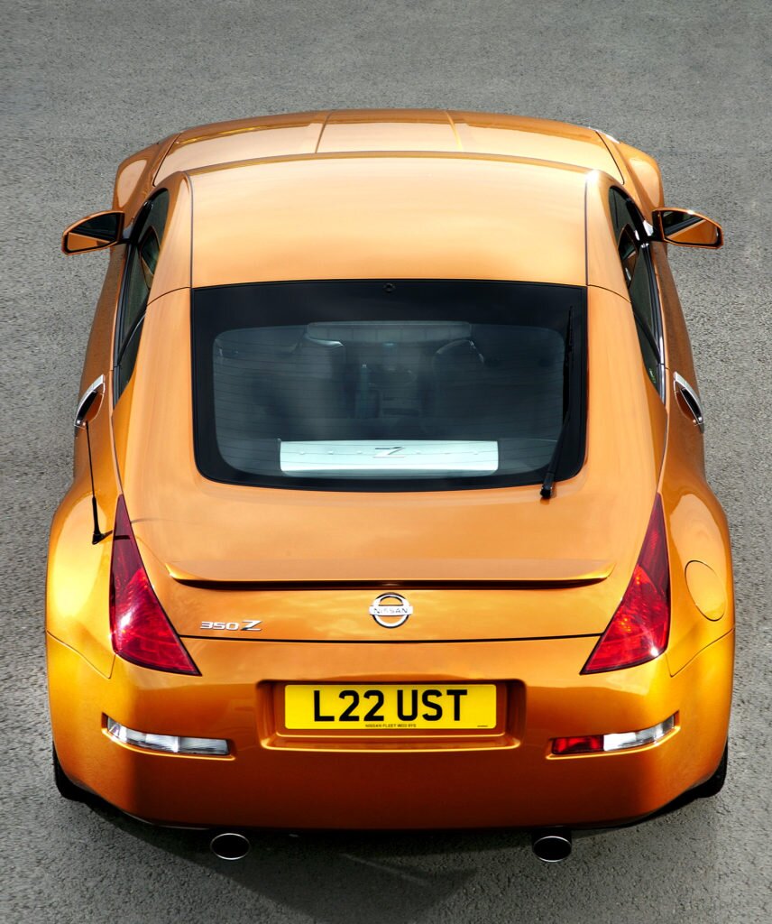 pomarańczowy Nissan 350Z widok z tyłu