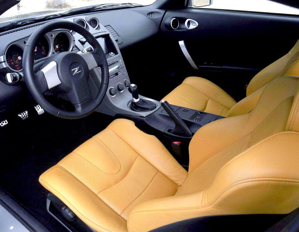 wnętrze Nissana 350Z obszyte jasną skórą