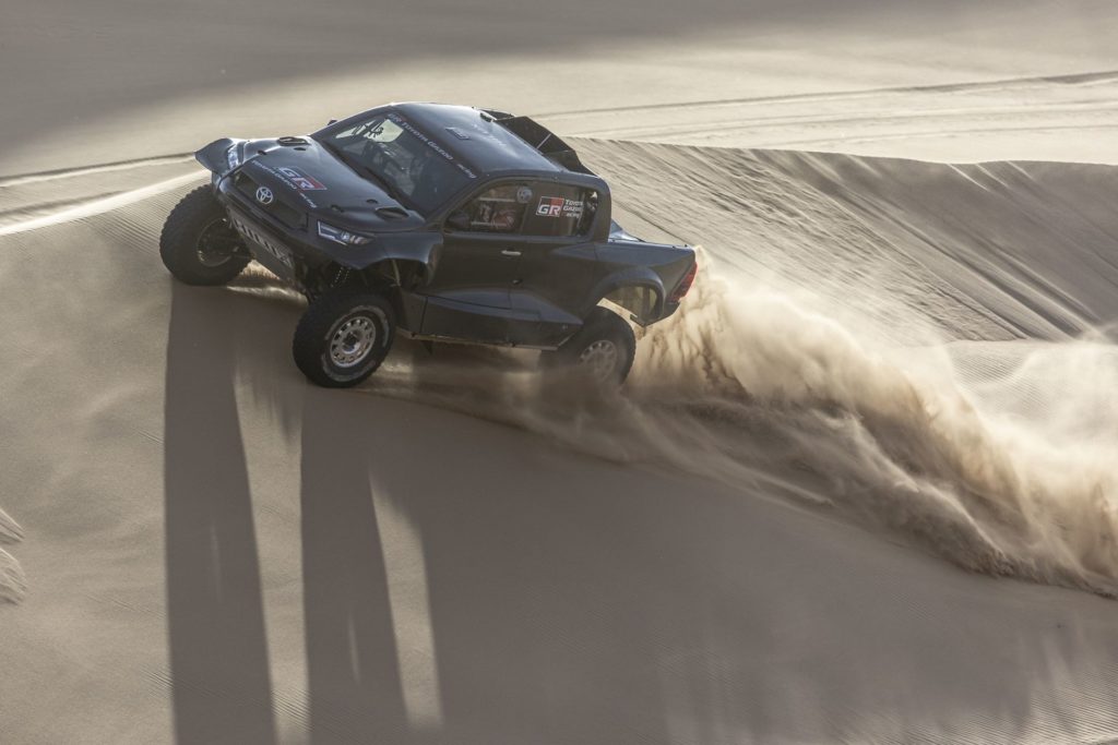 Toyota GR DKR Hilux T1+ podczas testów w Namibii (fot. Toyota)