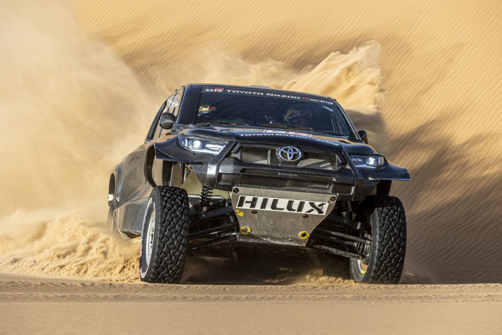 Toyota GR DKR Hilux T1+ podczas testów w Namibii (fot. Toyota)