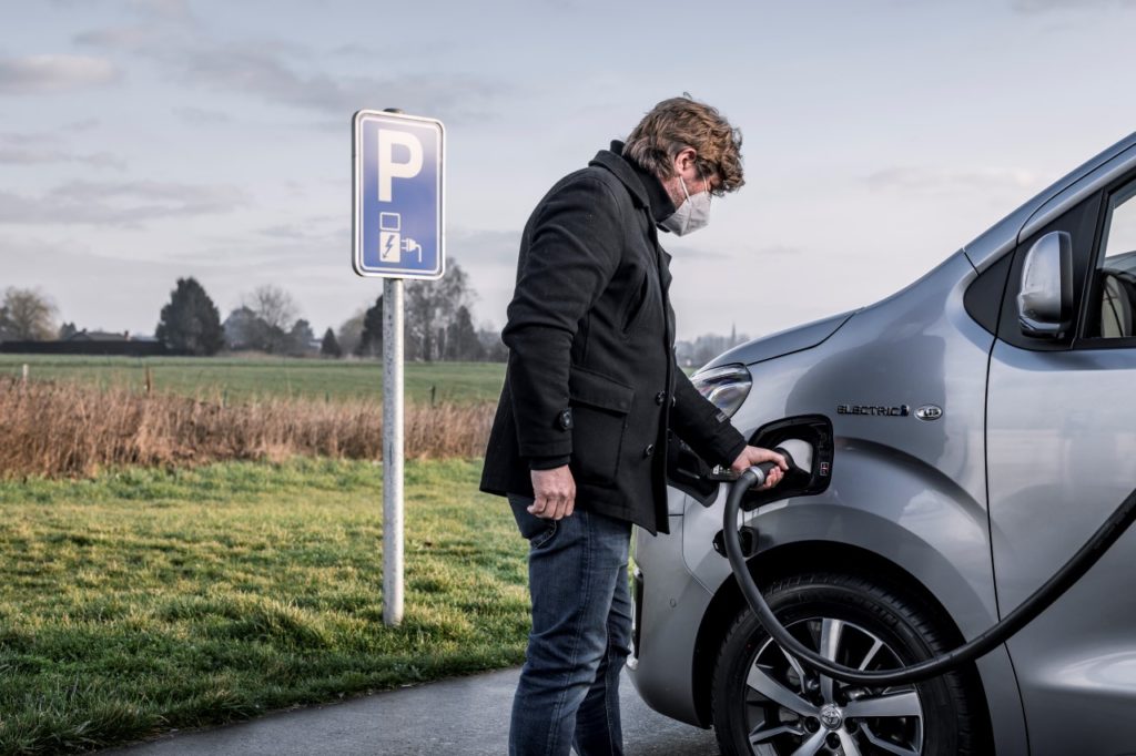 Z prawem jazdy kategorii B będzie można jeździć elektrykiem do 4,25 tony