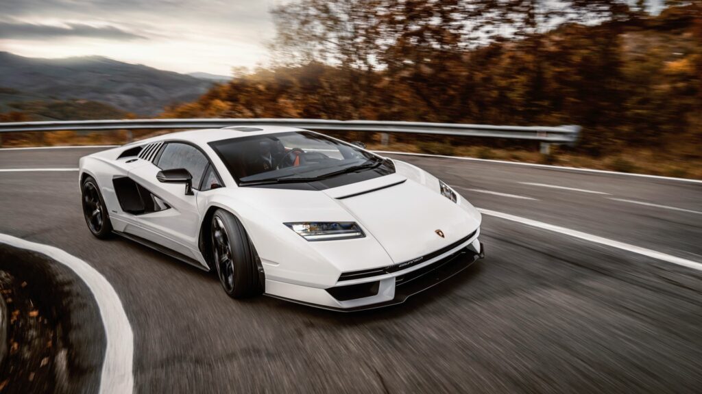 Lamborghini Countach LPI 800-4 rusza w trasę