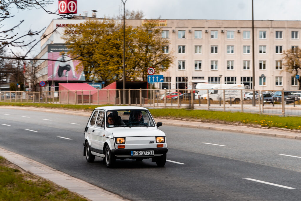 Fiat 126p FL charakteryzował się zanikiem chromów (fot. Michał Beszta-Borowski / Automotyw.com)