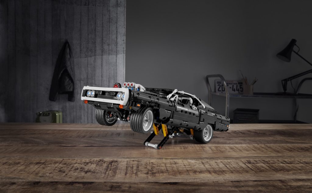 Klockowy Dodge Charger wyposażony jest w wózek pod podwoziem, umożliwiający odwzorowanie charakterystycznej sceny z filmu (fot. LEGO)