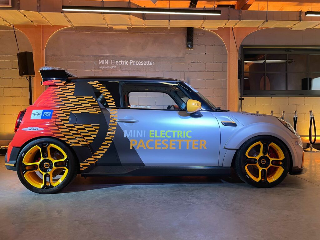 Widzieliśmy samochód bezpieczeństwa Formuły E: Mini Electric Pacesetter