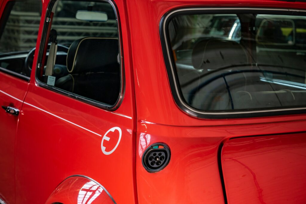 Gniazdo ładowania w klasycznym Mini wydaje się być kontrowersyjne. Idea jest jednak godna podziwu (fot. BMW)