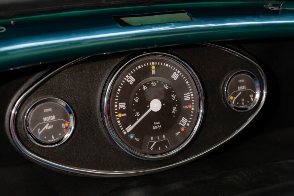 Klasyczne zegary zachowały styl Mini, ale pokazą nowe parametry (fot. BMW)