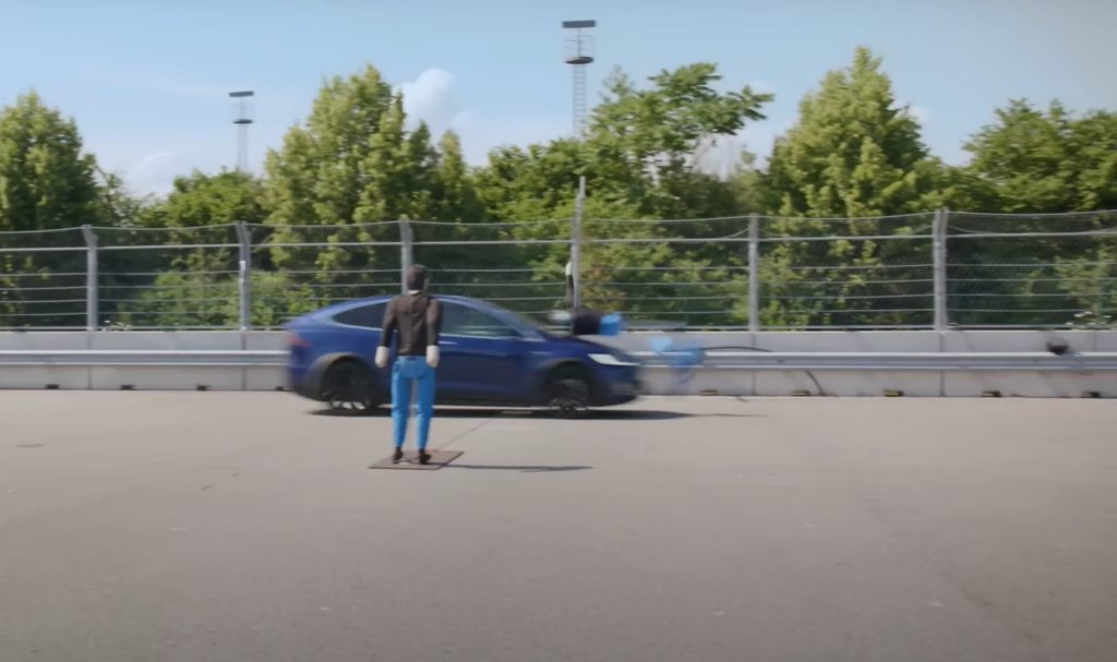 Tesla zwala z nóg swoim awaryjnym hamowaniem. Dość dosłownie