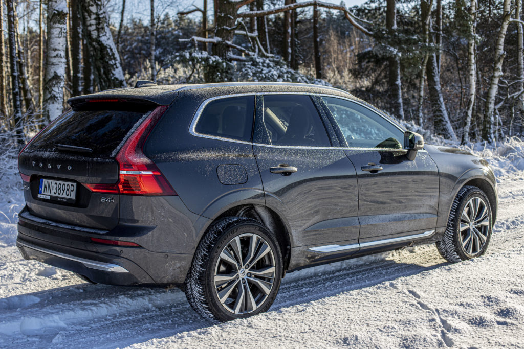 Test wideo. Volvo XC60 B4 AWD. Czy można wymagać czegoś więcej od SUV-a? Zobacz video!