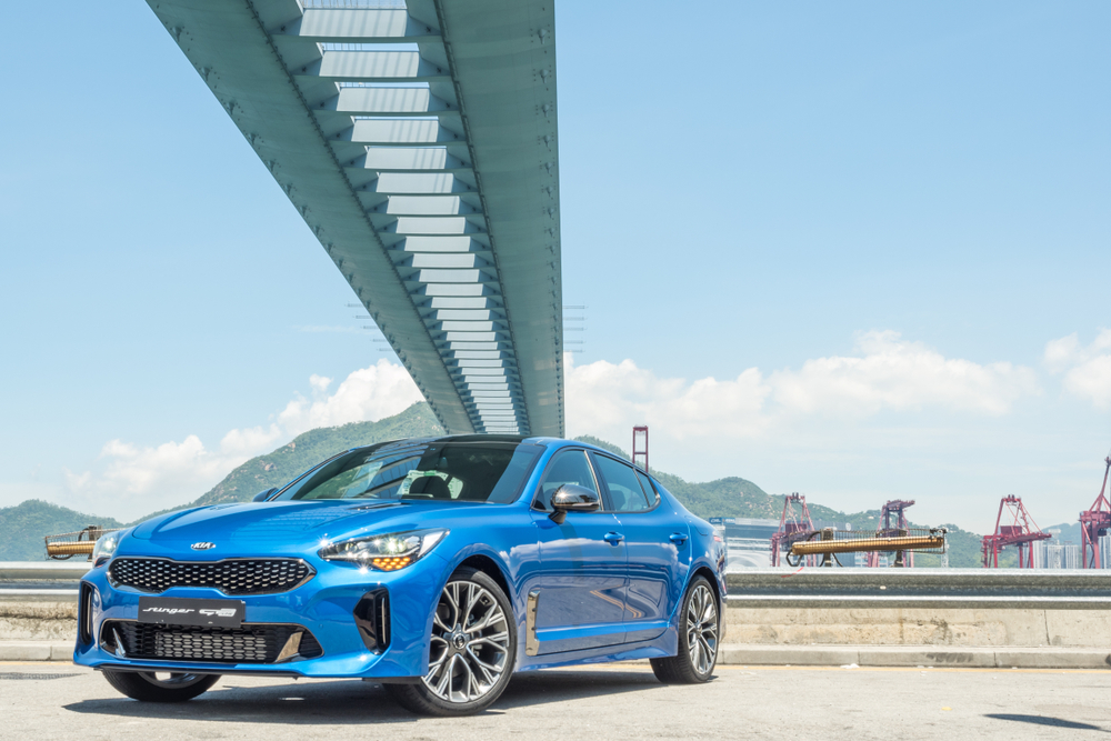 Gdzie kupić używane auto? Programy dealerskie – KIA, Land Rover, Lexus – a ogłoszenia z Otomoto