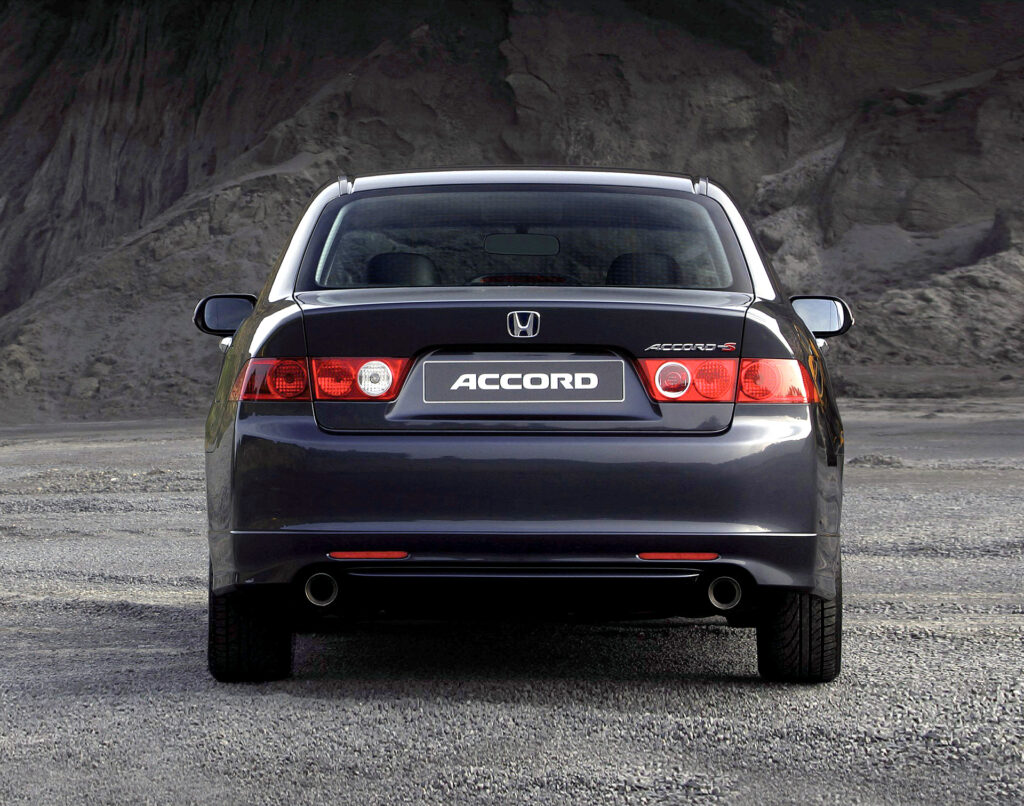  czarna Honda Accord Type-S sedan stojąca na kamykach