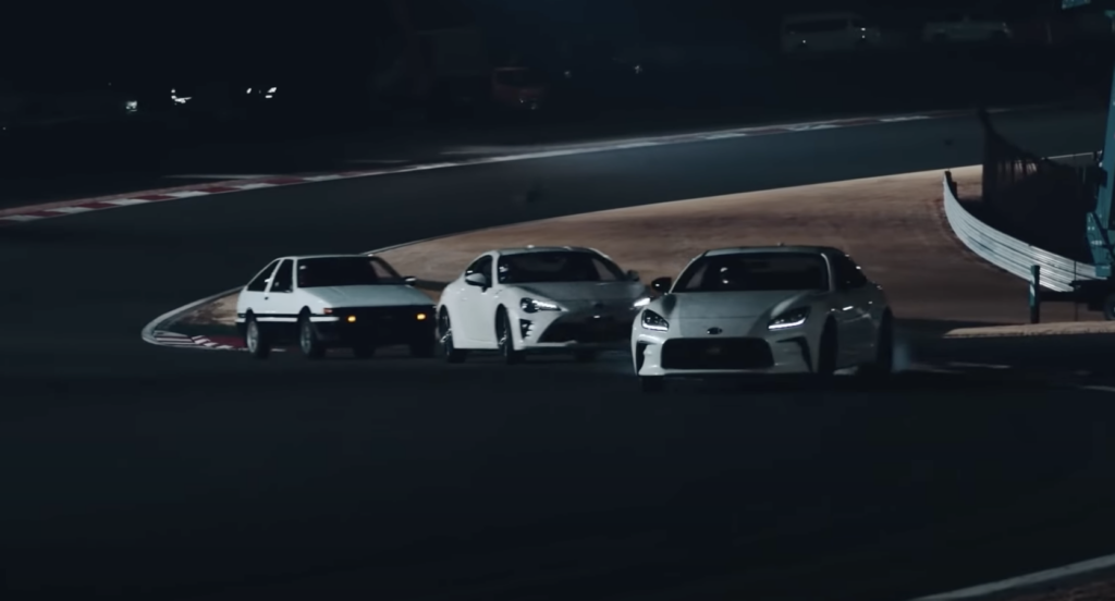 Toyota GR86, GT86 i AE86 wspólnie driftują na torze