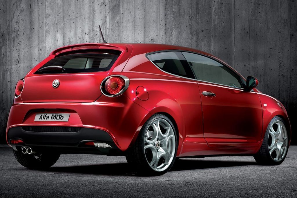 czerwona Alfa Romeo MiTo tyłem