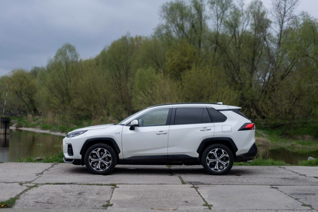 Porównanie – Toyota RAV4 PHEV vs Suzuki Across PHEV, czyli wojna klonów