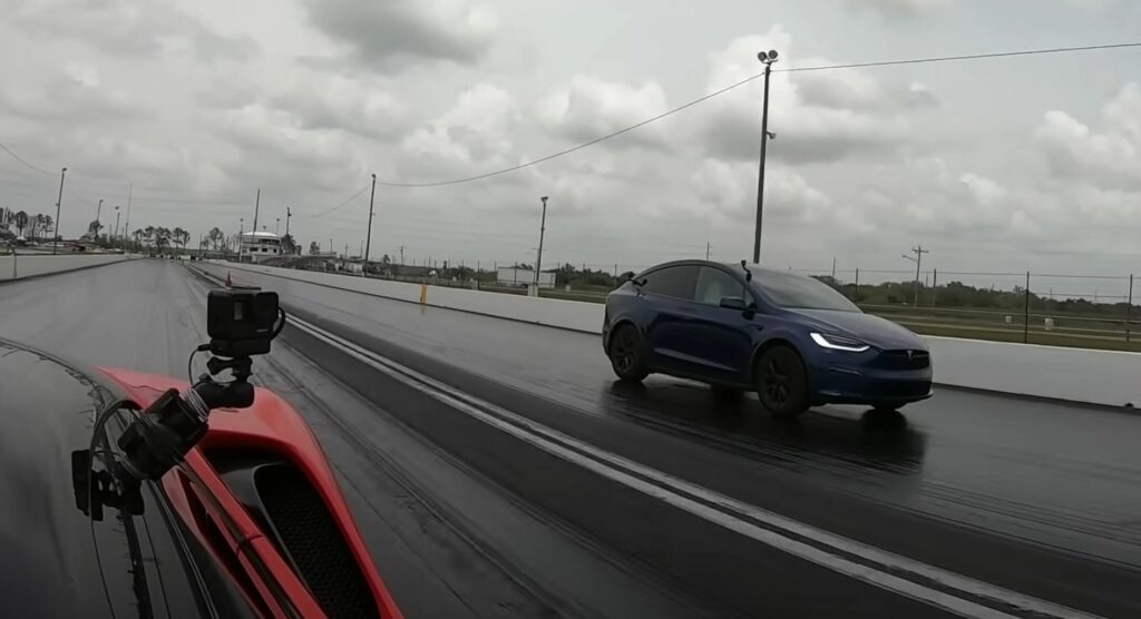 Tesla Model X kontra Ferrari SF90. Kto wygra wyścig?