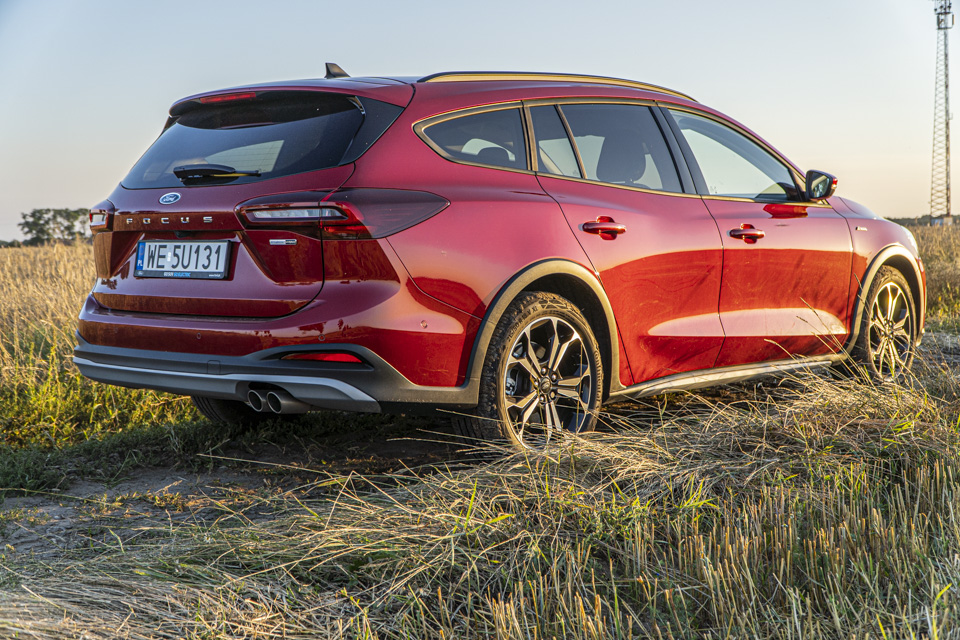 Ford Focus Active 1.0 Ecoboost Hybrid. Test rodzinnego kombi z miękką