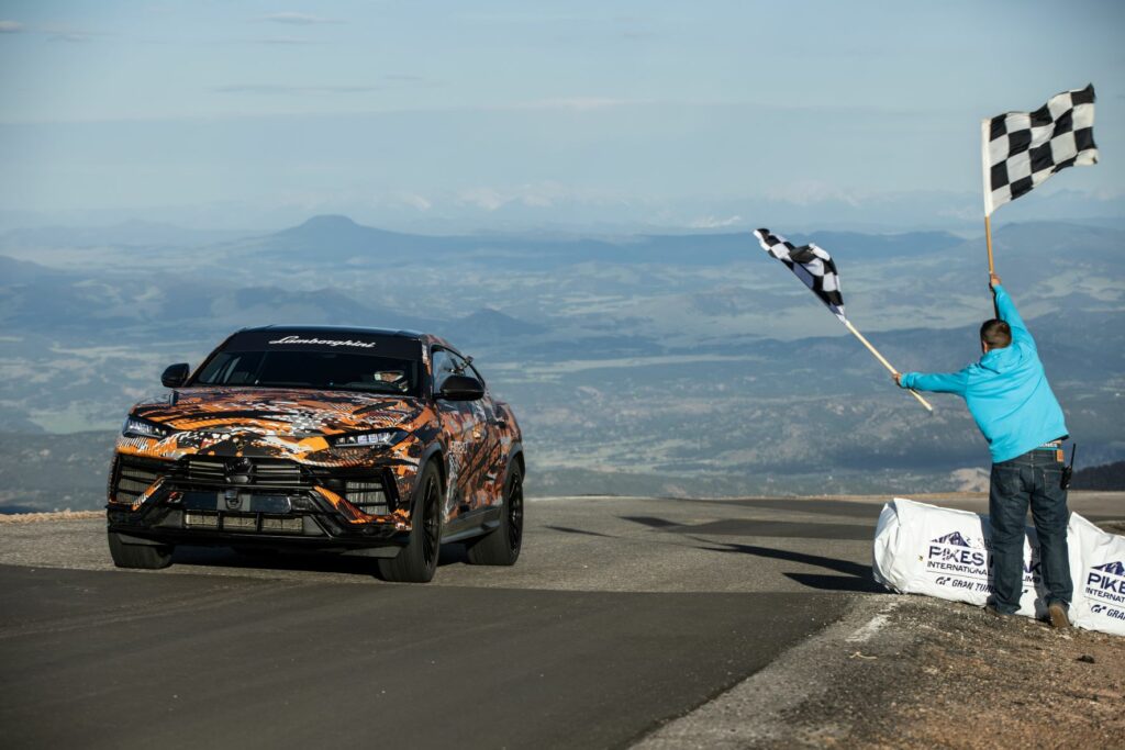 Lamborghini Urus i Simone Faggioli na Pikes Peak (fot. materiały prasowe)
