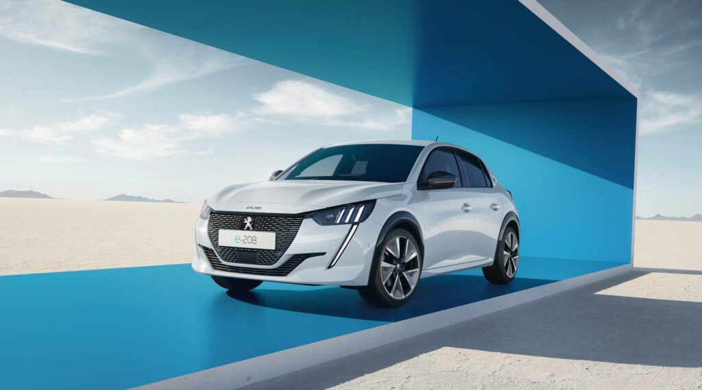 Odświeżony Peugeot e-208. Większy zasięg i moc.