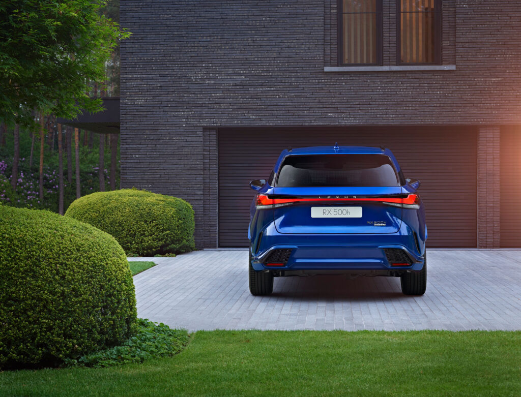 LEXUS RX V generacji. Zdumiewające technologie, czyli nowy rozdział w historii kultowego SUV-a