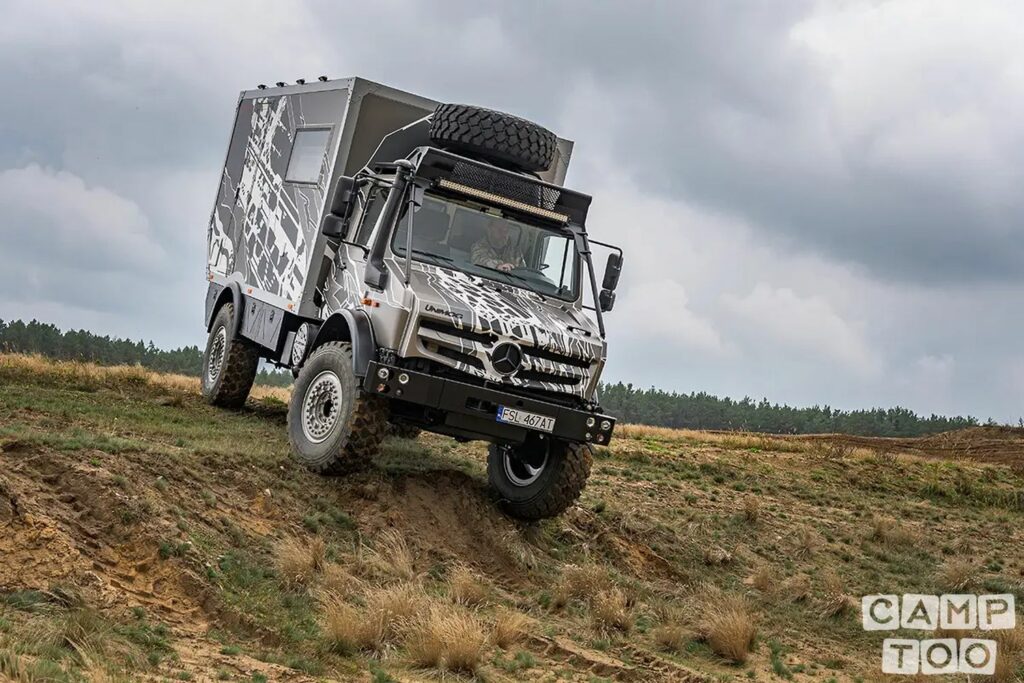 Unimog U3000 jako kamper na apokalipsę